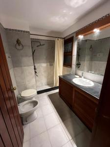 ein Badezimmer mit Toilette und Waschbecken in der Unterkunft Casa a 2 cuadras mar Hasta 14 personas in Punta del Este