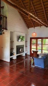 ein Wohnzimmer mit Couch und Kamin in der Unterkunft Casa a 2 cuadras mar Hasta 14 personas in Punta del Este + 37 Fotos