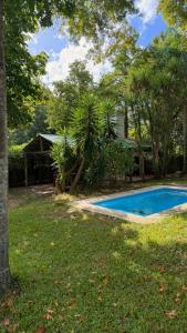 ein Swimmingpool im Hof eines Hauses in der Unterkunft Casa a 2 cuadras mar Hasta 14 personas in Punta del Este