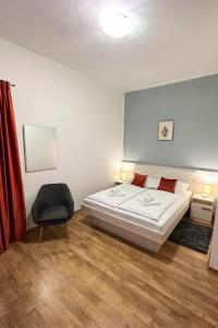 um quarto com uma cama e uma cadeira em Rooms with WiFi Zagreb - 24079 em Zagreb