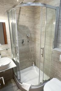 um banheiro com chuveiro, vaso sanitário e pia em Rooms with WiFi Zagreb - 24079 em Zagreb