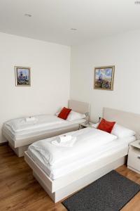 duas camas em um quarto com paredes brancas em Rooms with WiFi Zagreb - 24079 em Zagreb