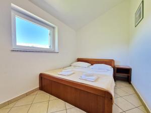 Postel nebo postele na pokoji v ubytování Apartments with parking space Baska, Krk - 24229