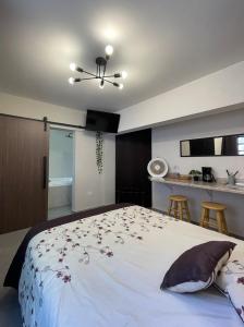 a bedroom with a large bed and a kitchen at Comoda habitación centrica in Aguascalientes