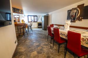 Televisyen dan/atau pusat hiburan di Sicily Wonders, 2 minute walk to the beach