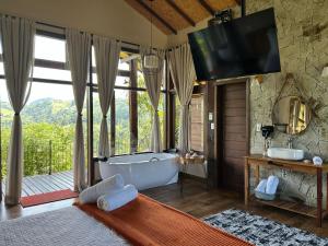 Телевизор и/или развлекательный центр в Reserva Mauá chalés