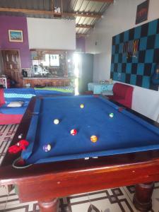 Una habitación con una mesa de billar con bolas encima. en Casa de Canelita, en Puerto Villamil