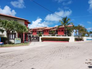 a row of houses on a street with palm trees at AREIA DE TAPERAPUAN - 200 MTS da PRAIA - ORLA NORTE in Porto Seguro