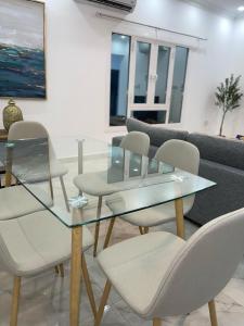 Posezení v ubytování A Cozy Penthouse Home