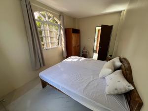 a bedroom with a bed and a window at Sondol Guesthouse in Loon