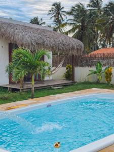 ein Resort mit einem Pool vor einem Haus in der Unterkunft Moitas Chalés in Curralinho