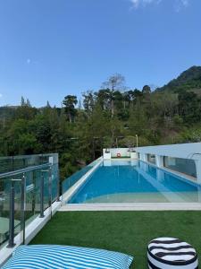 una piscina en el balcón de una casa en 1 bedroom in Kamala Beach, en Kamala Beach