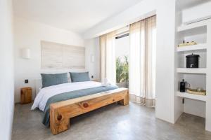 瓦哈卡市Lepetit的一间卧室，里面有一张床和一扇大窗户。