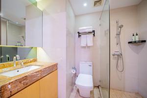 un bagno con wc, lavandino e doccia di 寓米公寓(琶洲会展中心广州塔店) a Canton Altre 25 foto