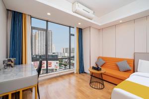 una camera d'albergo con un letto e una grande finestra di 寓米公寓(琶洲会展中心广州塔店) a Canton