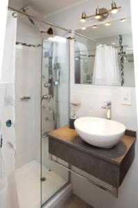 une salle de bain avec un lavabo et une douche dans l'établissement S&M Departamento 7, à San Carlos de Bariloche