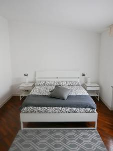 una camera con un letto e due comodini di Guesthouse Flora a Lodi