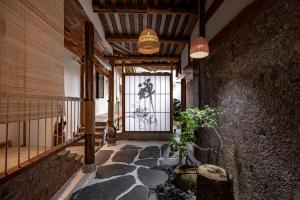 成都禅隐室雅别院的一间有石头走道、窗户和灯的房间