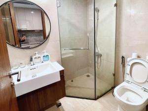 une salle de bains avec douche, toilettes et lavabo dans l'établissement Cozy Apartment - Masteri WF Vinhomes Ocean Park, à Gia Lâm Pho