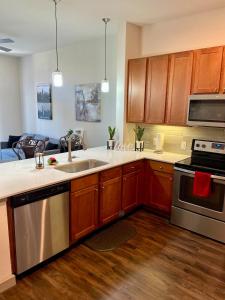 Kuchyň nebo kuchyňský kout v ubytování Houston Luxury 1BR-3BD-Pool-Gym