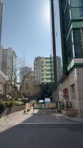 pusta ulica w mieście z wysokimi budynkami w obiekcie Tech-X Jing'an Hotel w Szanghaju