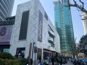 budynek w środku miasta z wysokimi budynkami w obiekcie Tech-X Jing'an Hotel w Szanghaju