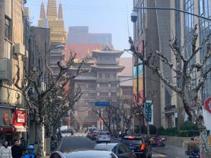 ruchliwa ulica miejska z budynkiem w oddali w obiekcie Tech-X Jing'an Hotel w Szanghaju