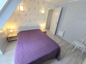 Charmante maison à Domme avec WiFi près de la Dordogne - FR-1-616-66 في دوم: سرير أرجواني في غرفة بها درج