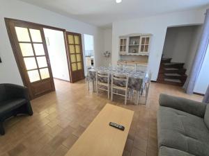 Charmante maison à Domme avec WiFi près de la Dordogne - FR-1-616-66 في دوم: غرفة معيشة بها أريكة وطاولة +5 صور