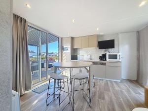 Kuchnia lub aneks kuchenny w obiekcie Mobil-home tout confort 6 pers, 200m plage, piscine chauffée, 2 SDB, Jullouville. - FR-1-361A-58