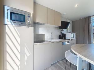 Kuchnia lub aneks kuchenny w obiekcie Mobil-home tout confort 6 pers, 200m plage, piscine chauffée, 2 SDB, Jullouville. - FR-1-361A-58