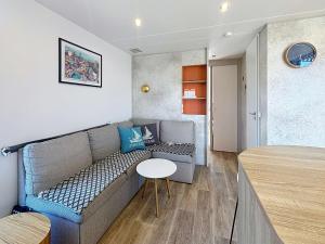 Część wypoczynkowa w obiekcie Mobil-home tout confort 6 pers, 200m plage, piscine chauffée, 2 SDB, Jullouville. - FR-1-361A-58