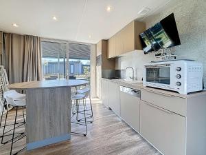 Kuchyňa alebo kuchynka v ubytovaní Mobil-home tout confort 6 pers, 200m plage, piscine chauffée, 2 SDB, Jullouville. - FR-1-361A-58