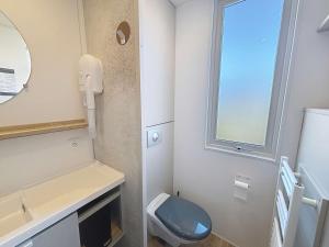 Łazienka w obiekcie Mobil-home tout confort 6 pers, 200m plage, piscine chauffée, 2 SDB, Jullouville. - FR-1-361A-58