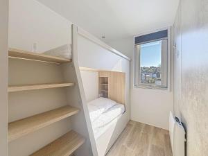 Łóżko lub łóżka w pokoju w obiekcie Mobil-home tout confort 6 pers, 200m plage, piscine chauffée, 2 SDB, Jullouville. - FR-1-361A-58
