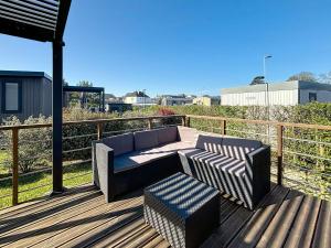 Balkón alebo terasa v ubytovaní Mobil-home tout confort 6 pers, 200m plage, piscine chauffée, 2 SDB, Jullouville. - FR-1-361A-58