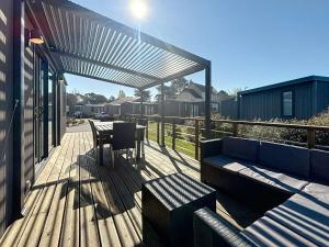 Balkon lub taras w obiekcie Mobil-home tout confort 6 pers, 200m plage, piscine chauffée, 2 SDB, Jullouville. - FR-1-361A-58