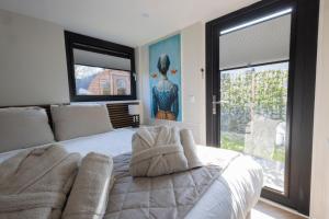 Χώρος καθιστικού στο Tiny Wellness House in Heinkenszand with a private sauna, hottub, garden, airco, free wifi, boutique design and a luxury wellness experience +65 φωτογραφίες