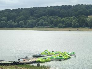 Φωτογραφία από το άλμπουμ του Gîte 80m² au bord du lac, calme, animaux admis - FR-1-611-116 σε Peigny