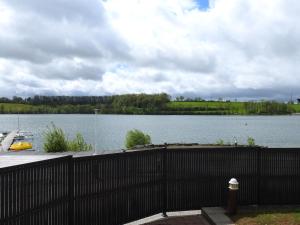 Φωτογραφία από το άλμπουμ του Gîte 80m² au bord du lac, calme, animaux admis - FR-1-611-116 σε Peigny