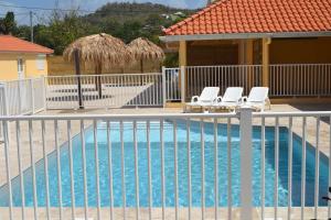 Piscina a Eden Kay o a prop