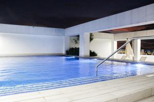 Hồ bơi trong/gần Depa de 3 habitaciones, piso alto, vista a la ciudad, piscina y gym