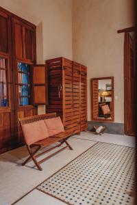 メリダにあるCasa Hacienda diseño de autorのリビングルーム(ベンチ、鏡付)