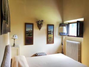 Posteľ alebo postele v izbe v ubytovaní Cottage in Tuscany near Forest and Lake