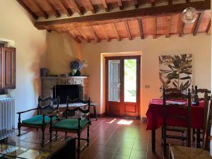 Fotografia z galérie ubytovania Cottage in Tuscany near Forest and Lake v destinácii Misciano