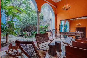 メリダにあるCasa Hacienda diseño de autorのリビングルーム(椅子、テーブル、テーブル付)
