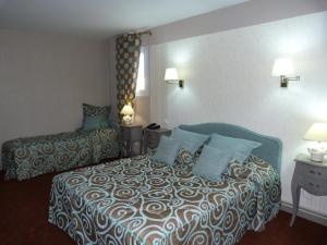 Postel nebo postele na pokoji v ubytování Hôtel Le Gue Du Holme