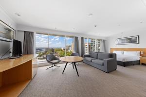TV a/nebo společenská místnost v ubytování Holiday Inn Sydney Potts Point