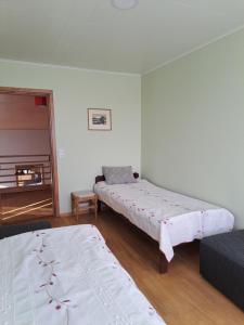 a room with two beds in a room at Viirpuu puhkemaja in Kuressaare