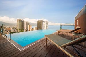 岘港Ocean Bliss Hotel - Free Sauna的大楼屋顶上的大型游泳池